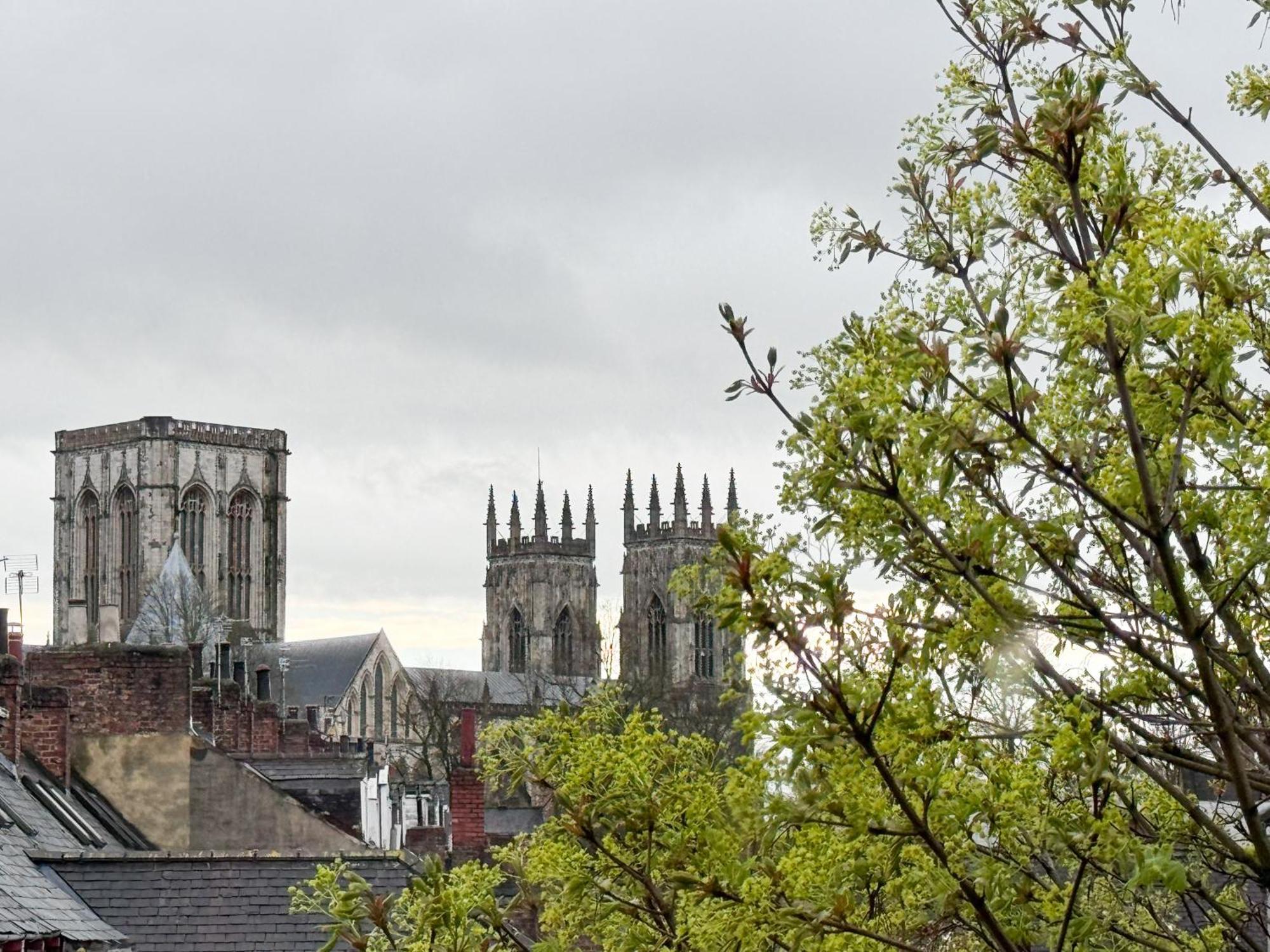 Free Parking - Central - Penthouse York Bagian luar foto