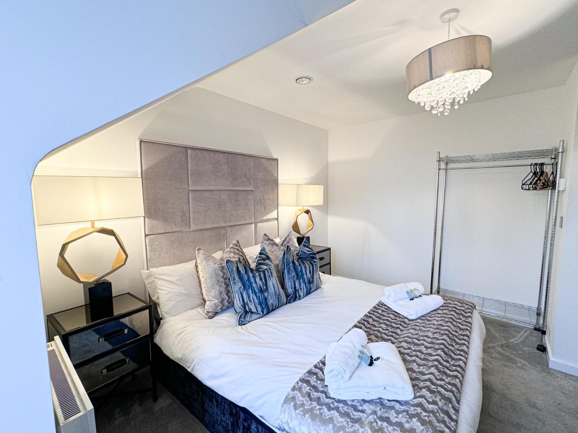 Free Parking - Central - Penthouse York Bagian luar foto